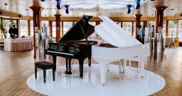 Мягкий зал на верхней палубе ресторана-яхты Чайка — подробнее о зале