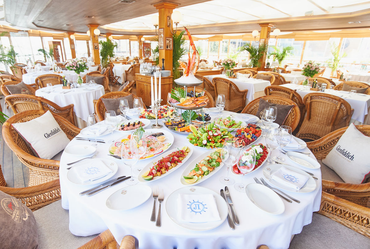 Веранда на верхней палубе ресторана-яхты Ласточка — фото 2