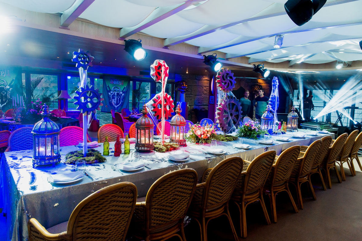 Веранда на верхней палубе ресторана-яхты Ласточка — фото 3