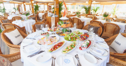 Веранда на верхней палубе ресторана-яхты Ласточка — интерьер зала