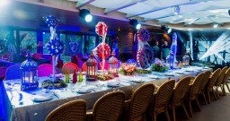 Веранда на верхней палубе ресторана-яхты Ласточка — подробнее о зале