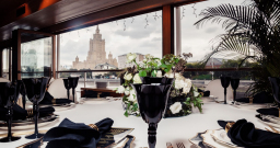 Всесезонная веранда на верхней палубе ресторана-яхты Чайка — интерьер зала