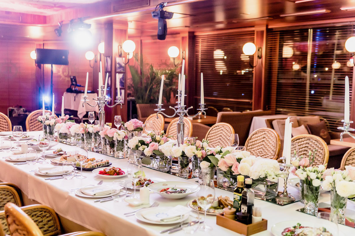 Салон на нижней палубе ресторана-яхты Ласточка — Yacht Event