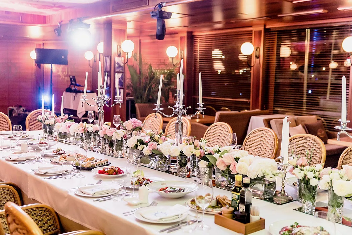 Салон на нижней палубе ресторана-яхты Ласточка — банкетный зал Yacht Event, фото