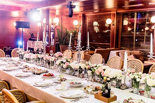 Салон на нижней палубе ресторана-яхты Ласточка — Yacht Event