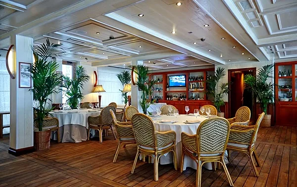 Yacht Event, Салон на нижней палубе ресторана-яхты Чайка — фото