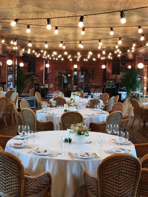 Всесезонная веранда на верхней палубе ресторана-яхты Чайка — подробнее о зале