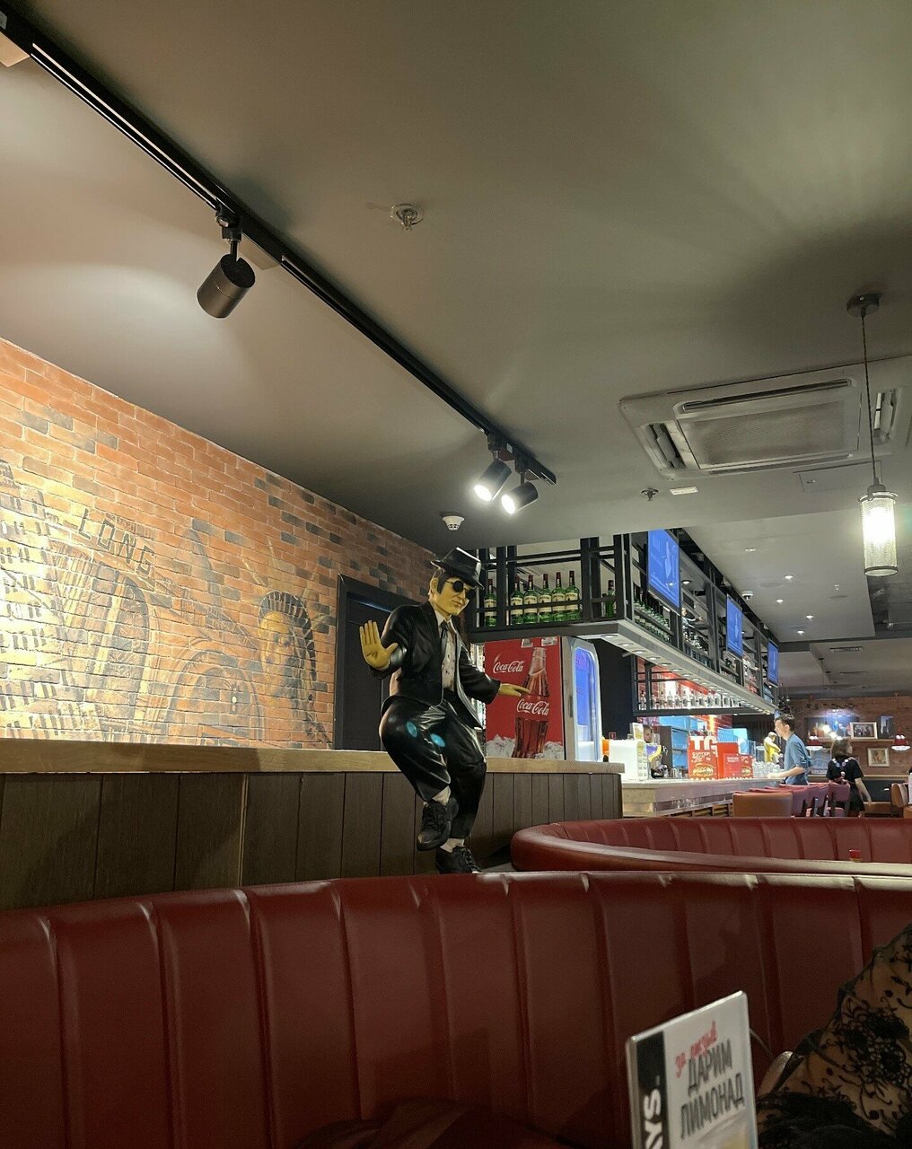 Зал — TGI Fridays
