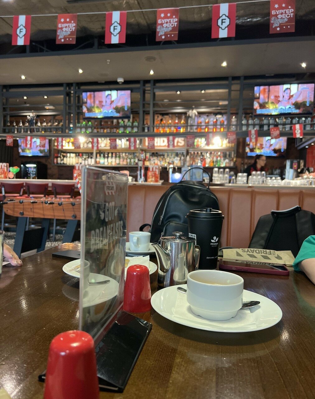 Зал — TGI Fridays