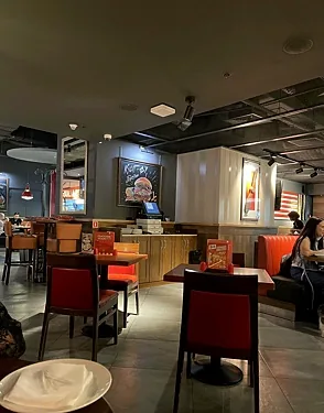 Зал — TGI Fridays