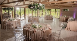 Основной зал и вся прилегающая территория 1га