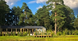 Основной зал и вся прилегающая территория 1га