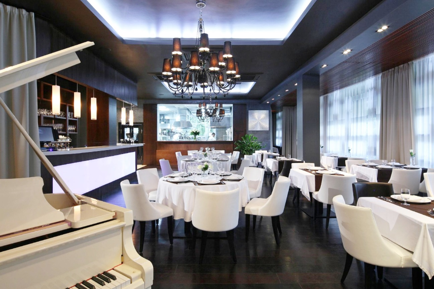 Основной зал — Restoran 1812