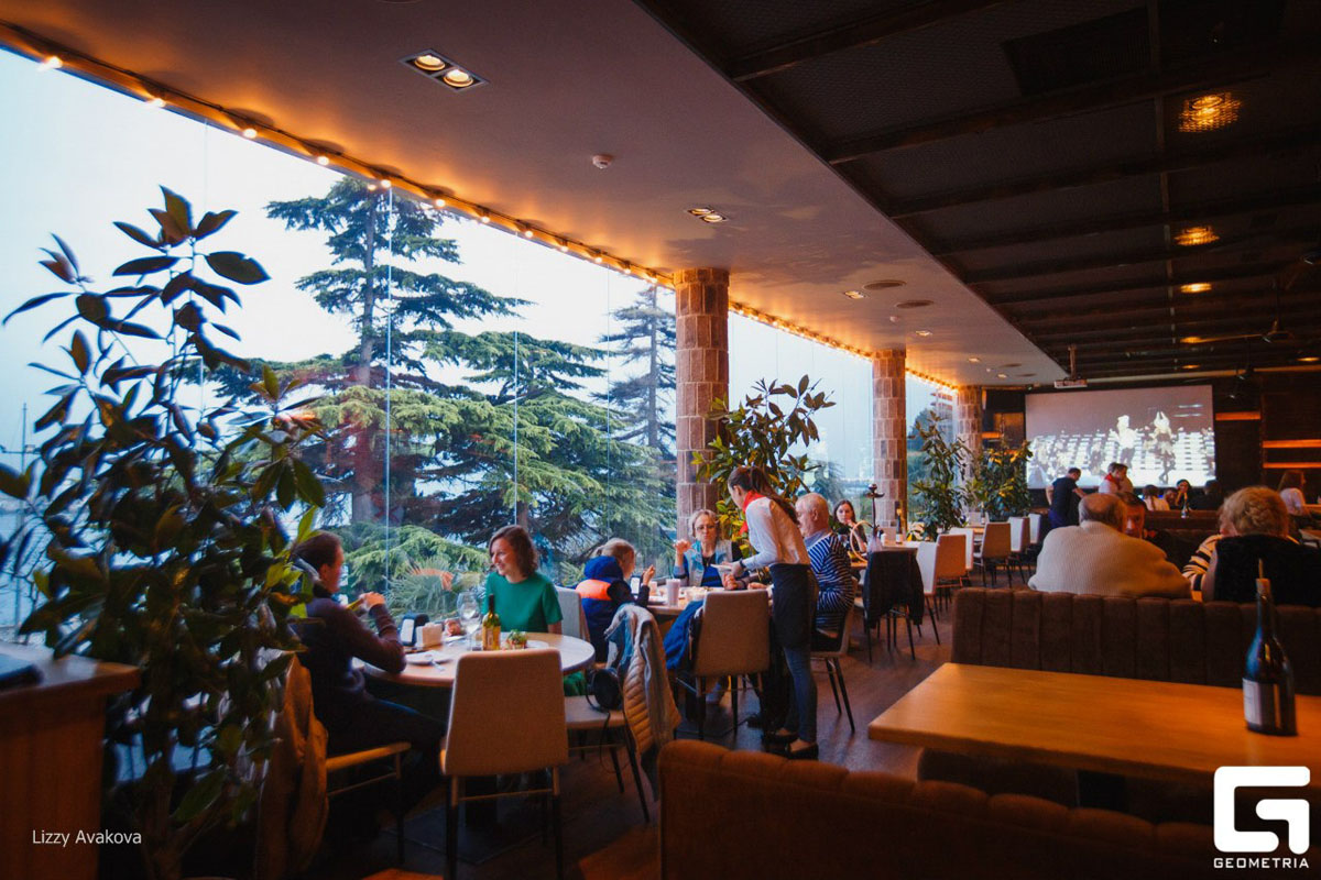 Основной зал — Панорамный ресторан Чайка