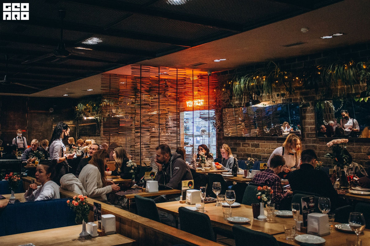 Основной зал — Панорамный ресторан Чайка