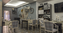 Зал с велосипедом — интерьер зала