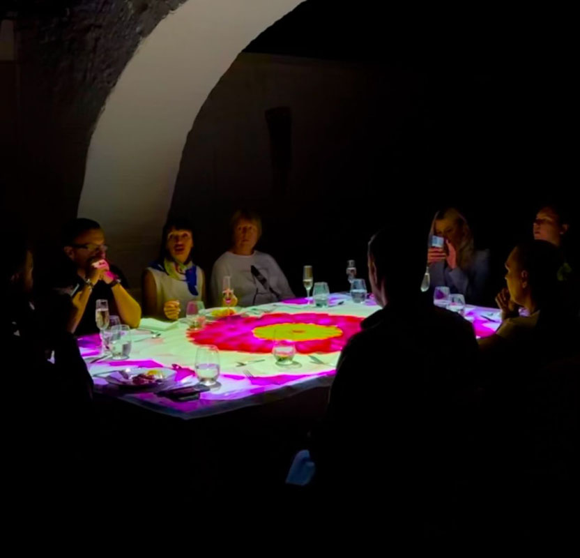 Лофт пространство с мультимедийными стенами и мультимедийным столом Art Table на -1 эт. — фото 4