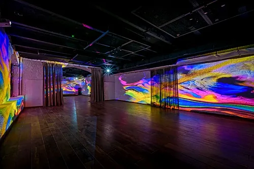 Лофт пространство с мультимедийными стенами и мультимедийным столом Art Table на -1 эт. — Ресторан Итальянской кухни Maurizio / Маурицио, Москва
