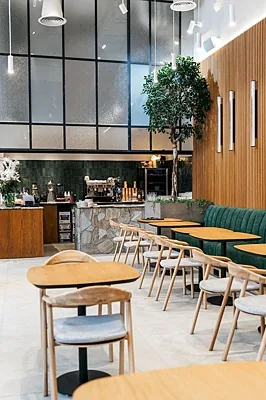 Местные, Основной зал — фото