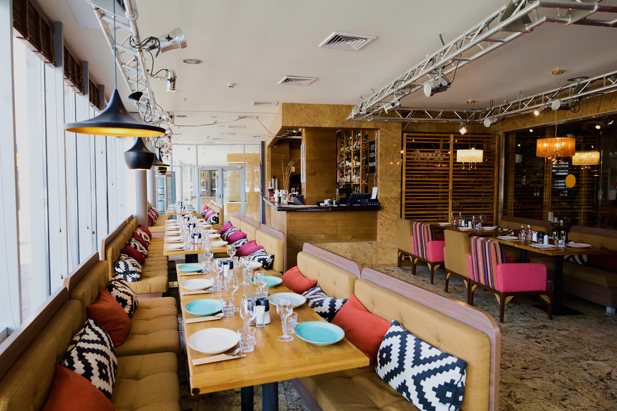 Малый зал — Нью-Йорк пицца и гриль