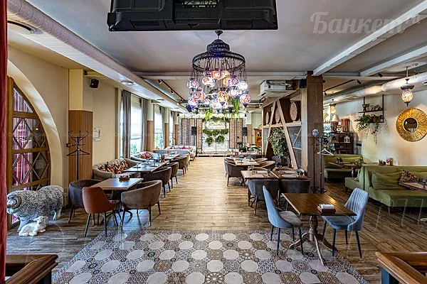 Ресторан Чайхана Дюшес, Основной зал с большим шатром, 1-й этаж — фото