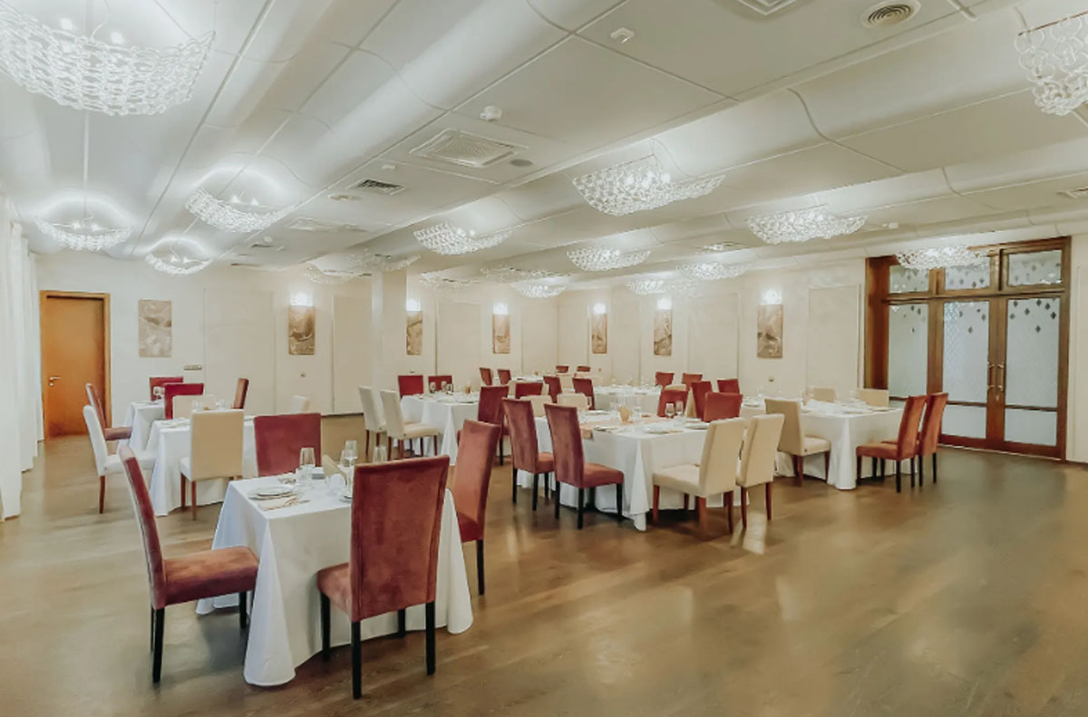 Ресторанно-гостиничный комплекс Анкор Клуб в Зеленограде — Банкетный зал, фото банкетного зала