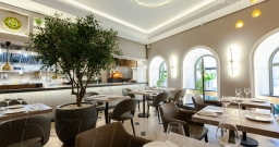 Зал с открытой кухней — интерьер зала