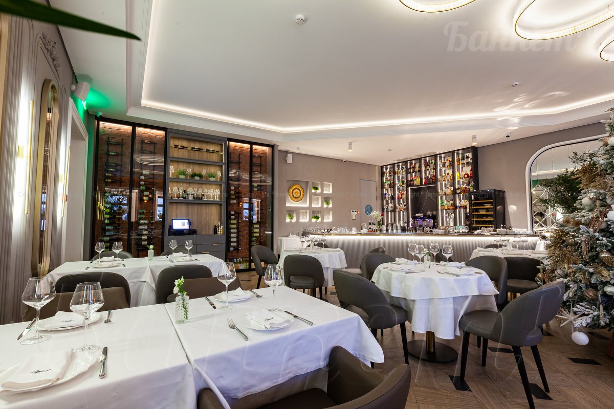 Зал с открытым баром