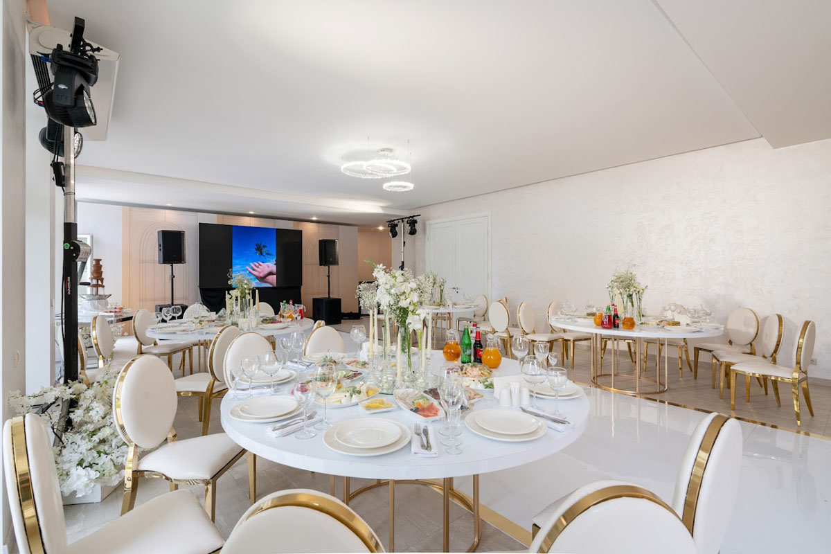 Малый зал с панорамными окнами с видом на сад — Вилла Барвиха 135