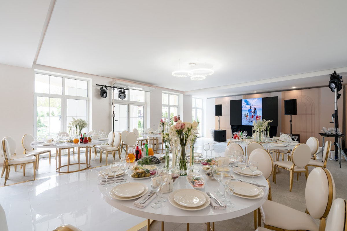 Малый зал с панорамными окнами с видом на сад — Вилла Барвиха 135