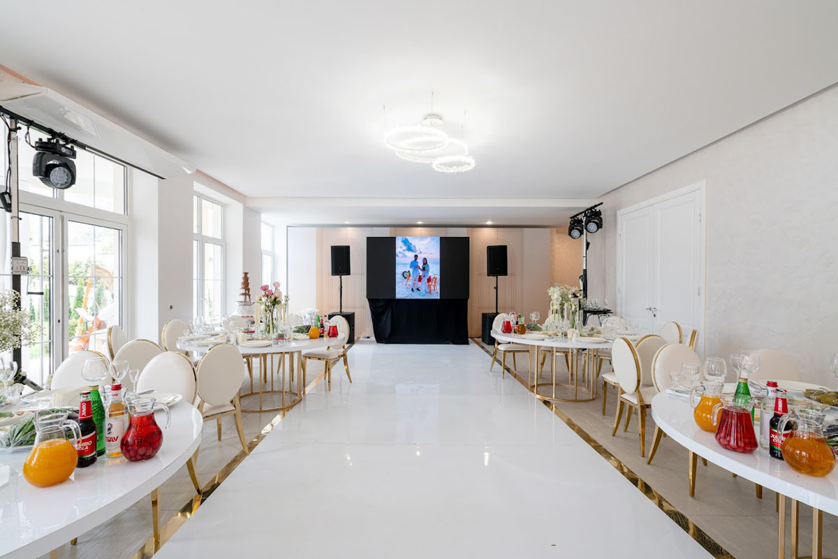 Малый зал с панорамными окнами с видом на сад Малый зал с панорамными окнами с видом на сад — фото 3