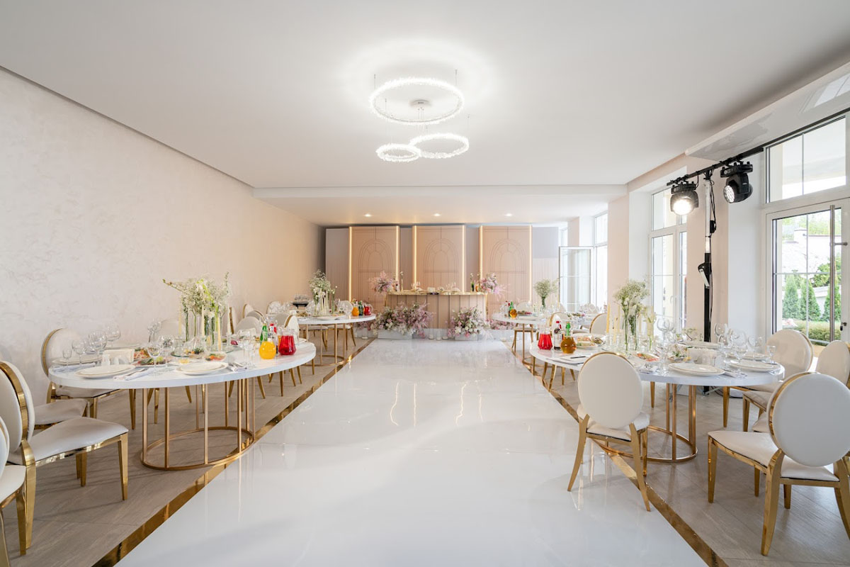 Малый зал с панорамными окнами с видом на сад Малый зал с панорамными окнами с видом на сад — фото 5