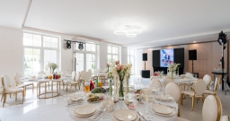 Малый зал с панорамными окнами с видом на сад Малый зал с панорамными окнами с видом на сад — интерьер зала