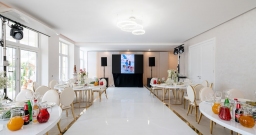 Малый зал с панорамными окнами с видом на сад — подробнее о зале