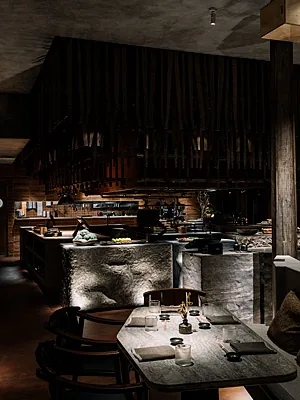 IKURA izakaya nikkei, Общий зал — фото