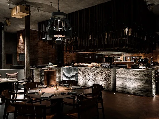 IKURA izakaya nikkei, Общий зал — фото