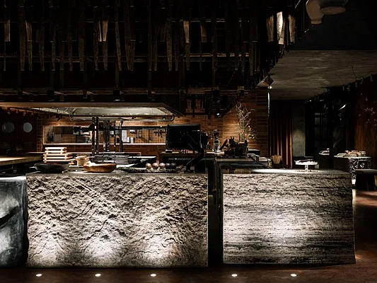 IKURA izakaya nikkei, Общий зал — фото