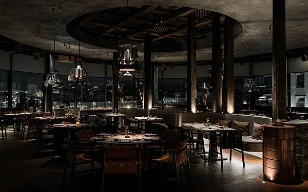 IKURA izakaya nikkei, Общий зал — фото