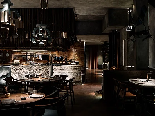IKURA izakaya nikkei, Общий зал — фото