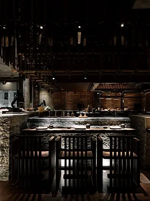 IKURA izakaya nikkei, Общий зал — фото