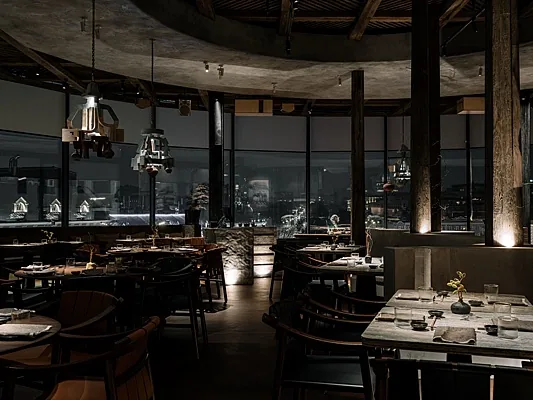 IKURA izakaya nikkei, Общий зал — фото