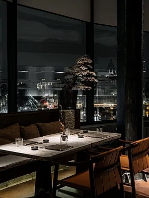 IKURA izakaya nikkei, Общий зал — фото