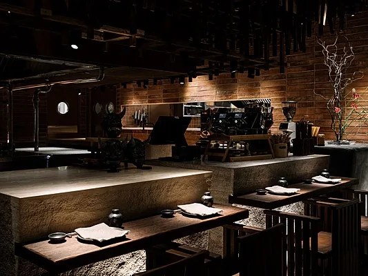 IKURA izakaya nikkei, Общий зал — фото