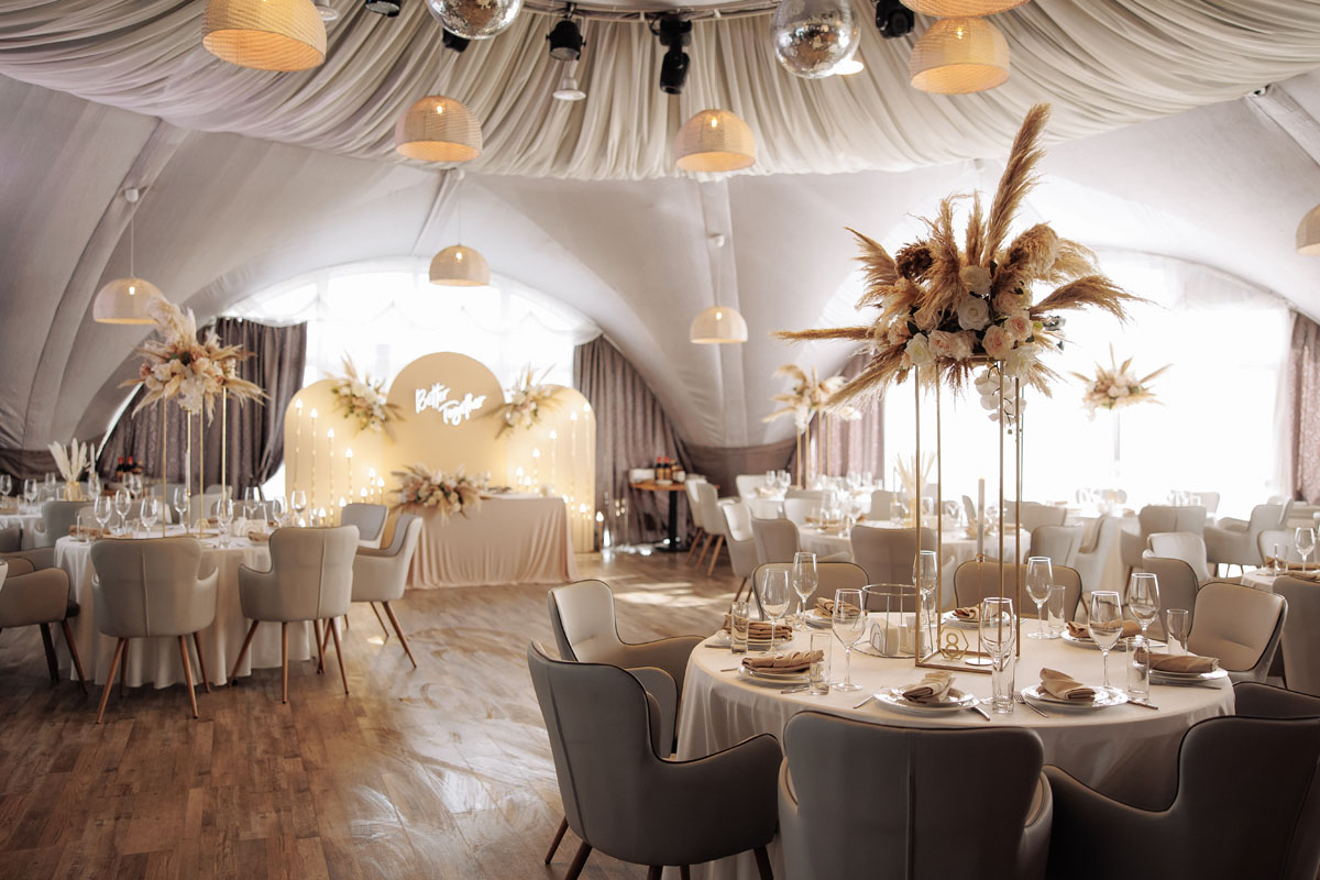 Банкетный зал на озере