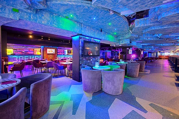 Руки ВВерх! Бар / Ruki VVerh! Bar, Основной зал — фото