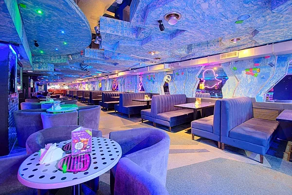 Руки ВВерх! Бар / Ruki VVerh! Bar, Основной зал — фото