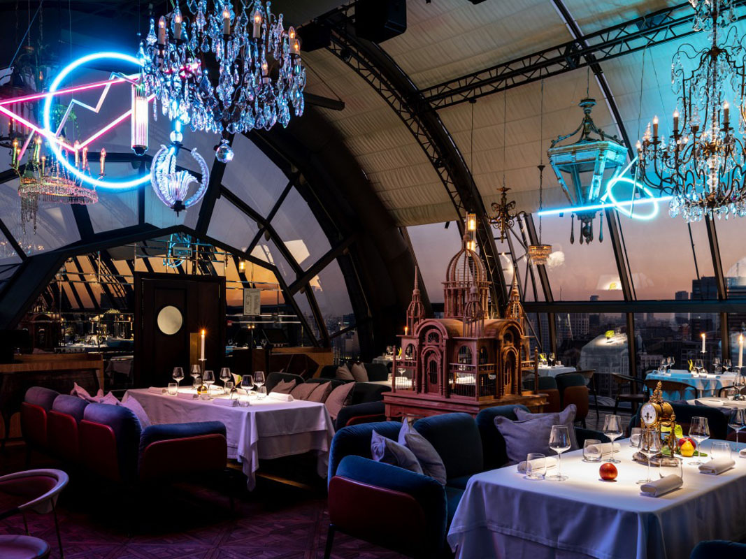 Дальняя часть зала — White Rabbit