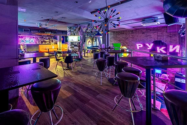 Основной зал — Руки ВВерх! Бар / Ruki VVerh! Bar, Новосибирск