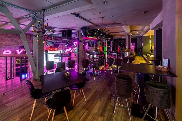 Основной зал — Руки ВВерх! Бар / Ruki VVerh! Bar, Новосибирск