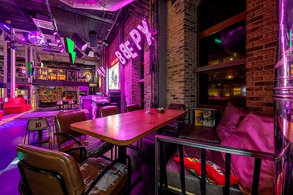 Основной зал — Руки ВВерх! Бар / Ruki VVerh! Bar, Новосибирск